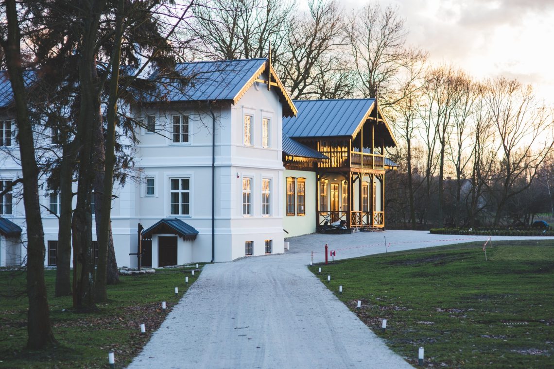 village-hotel-building-countryside-6343